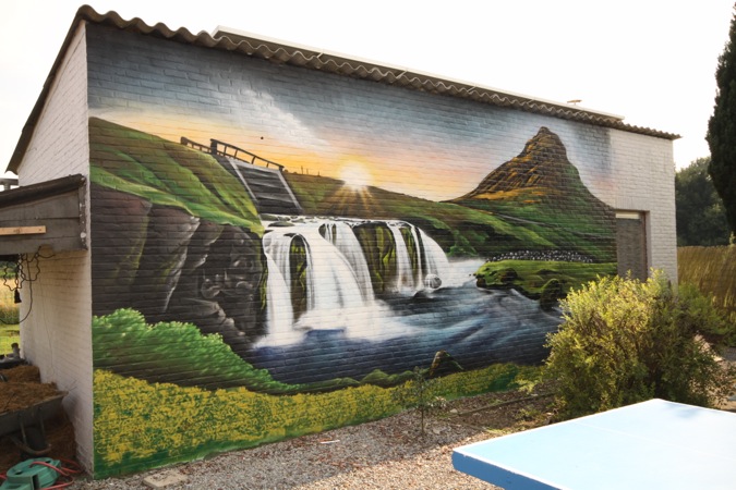 Eine wunderschöne Berglandschaft mit einem plätschernden Wasserfall.