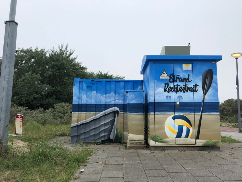 Transformatorhus med et graffitimaleri.