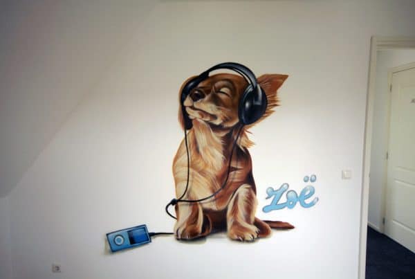 Maleri af hund med hovedtelefoner