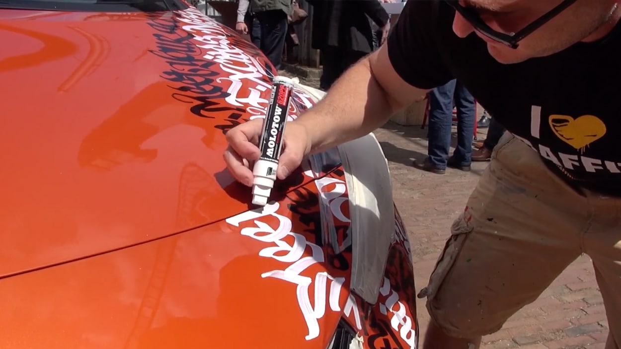 Calligraffiti live-art op nieuwe Nissan Micra.