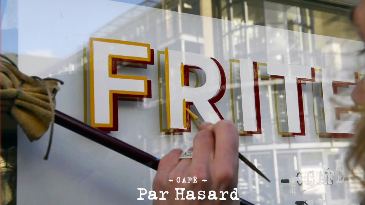 Sign-painting op raam van café in Amsterdam.