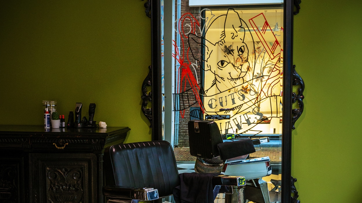 Tape-art in etalage De Barbier in Alkmaar.