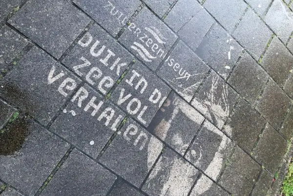 Grafite reverso anunciando o Museu Zuiderzee