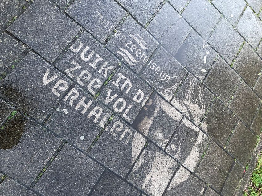 Reverse graffiti reclame Zuiderzeemuseum