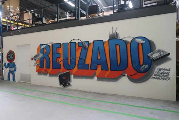 جدارية الكتابة على الجدران Reuzado