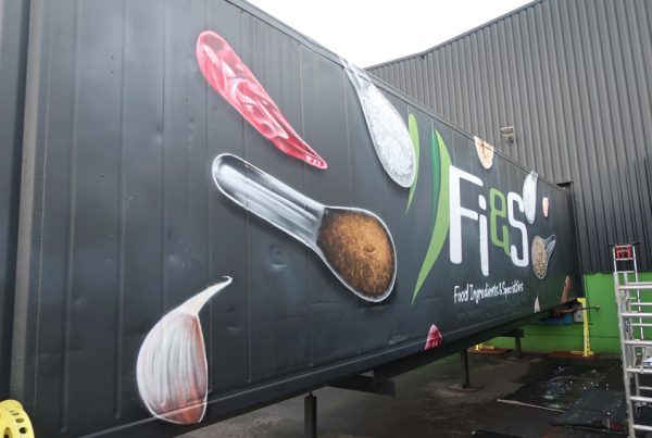 Pintura do logotipo FI&S no trailer