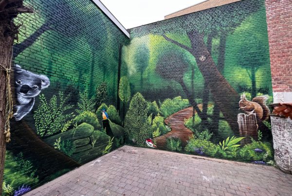 Pintando a parede do jardim em Antuérpia