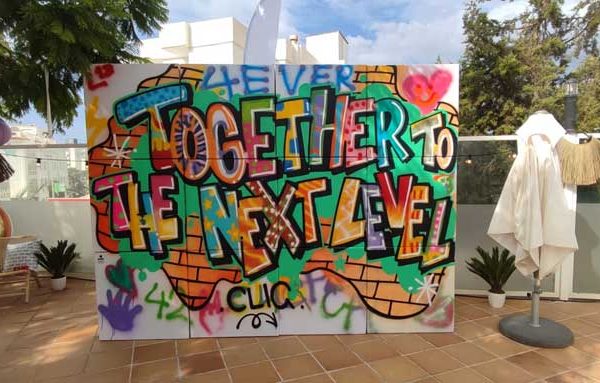 Parede de graffiti durante evento em Ibiza