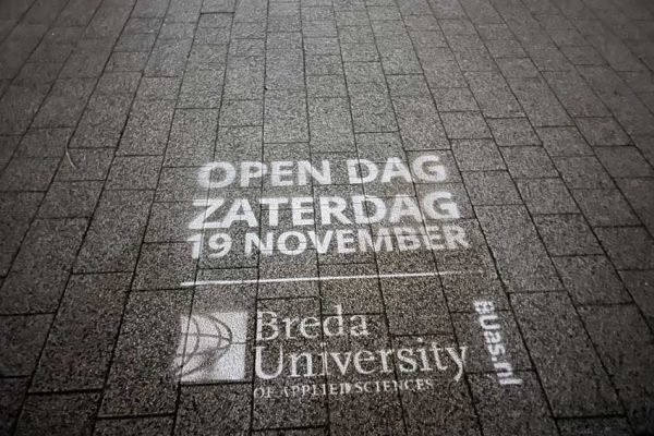 Publicité de rue BUAS à Breda