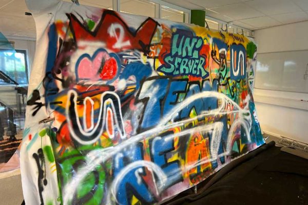 Graffiti während der Uniserver-Veranstaltung machen