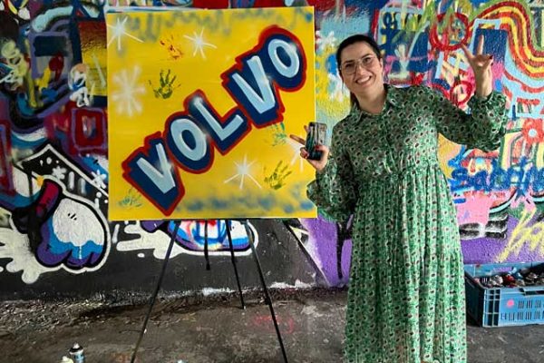 Gita della compagnia di arte di strada a Volvo