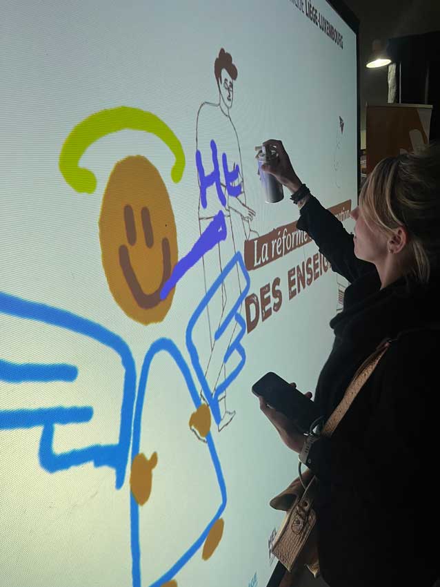 Digitale graffiti wand tijdens event in Luik