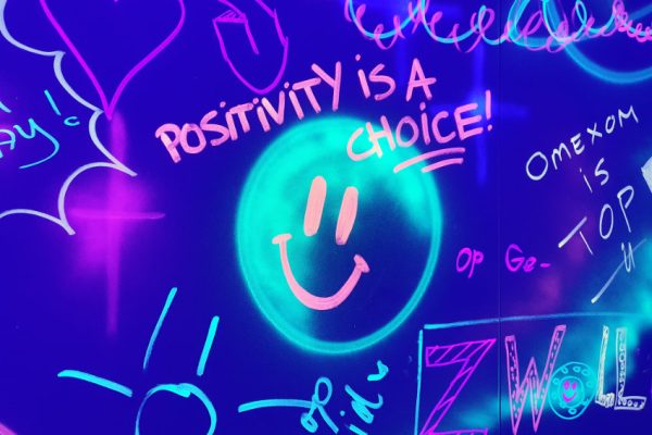 Glow in the dark scribble wall Omexom