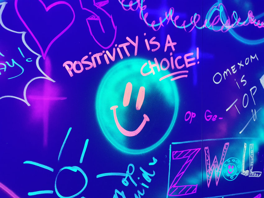 Glow in the dark scribble wall Omexom