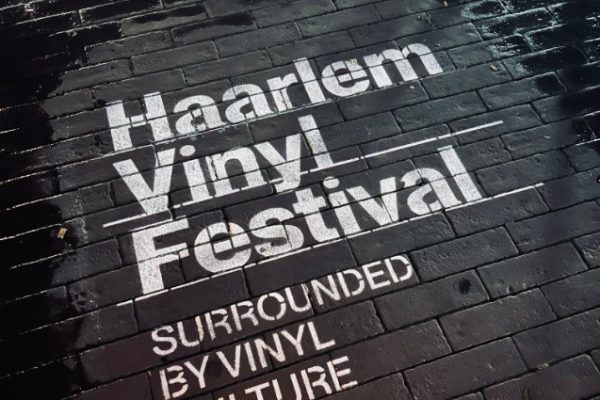 Tijdelijke straatreclame Haarlem Vinyl Festival 