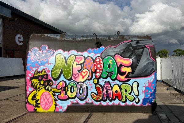 Graffiti spuiten tijdens jubileum Nemag