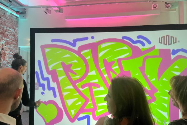 Digitale graffiti wand Tobacco Theater