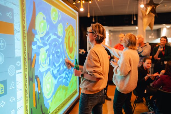 Digitale graffiti wand Tobacco Theater