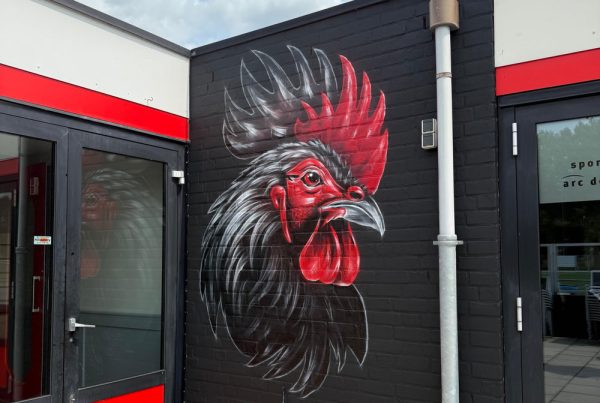 Mascotte muurschildering bij voetbalclub