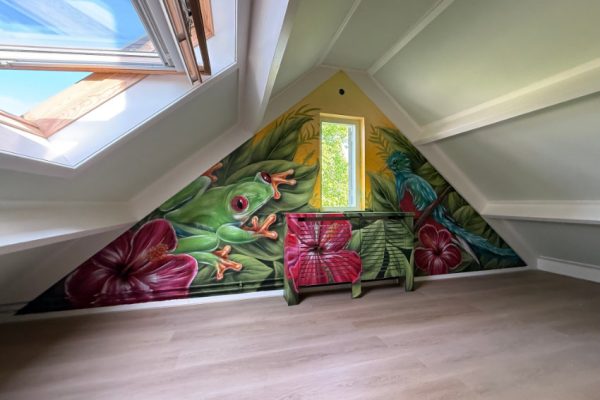 Kikker en vogel schildering in zolderkamer