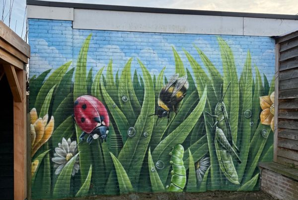 Natuurlijke muurschildering op tuinmuur